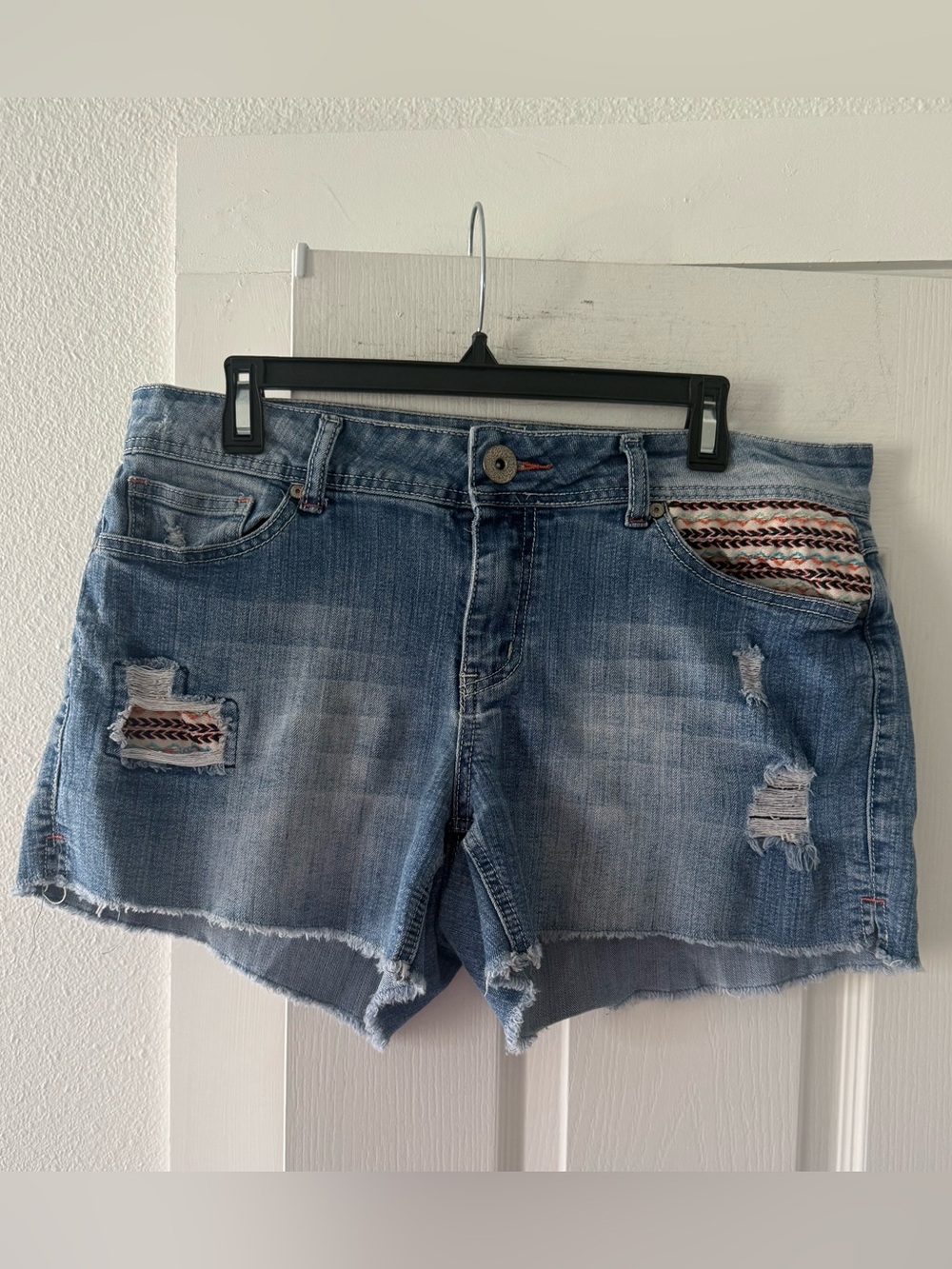 Cato Premium Size 14 Distressed Denim Shorts Embroidered Boho Raw Hem